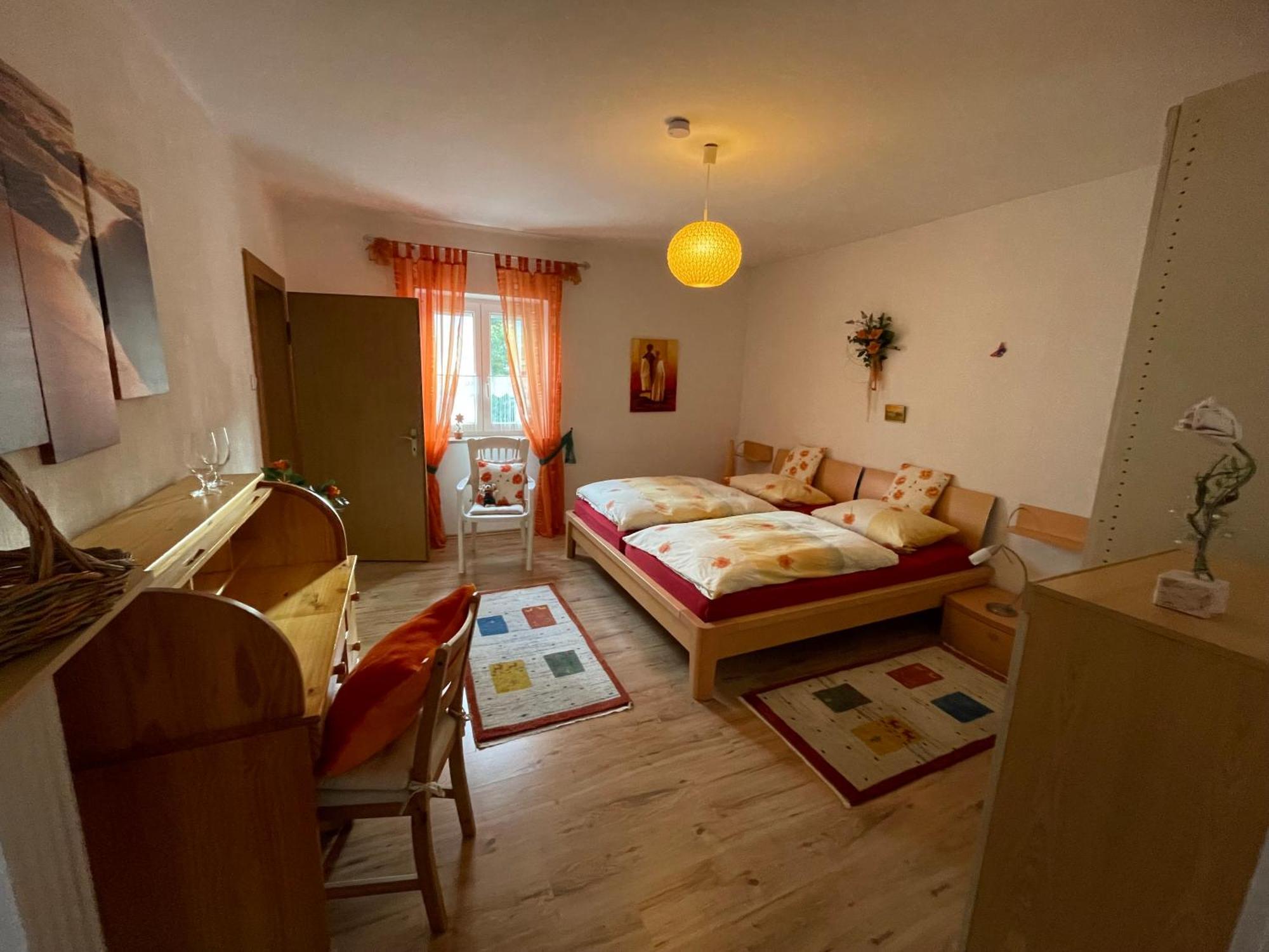 Schoene Ferienwohnung In Bahnhofsnaehe Fuer Urlaub, Studium Oder Arbeit Deggendorf Buitenkant foto