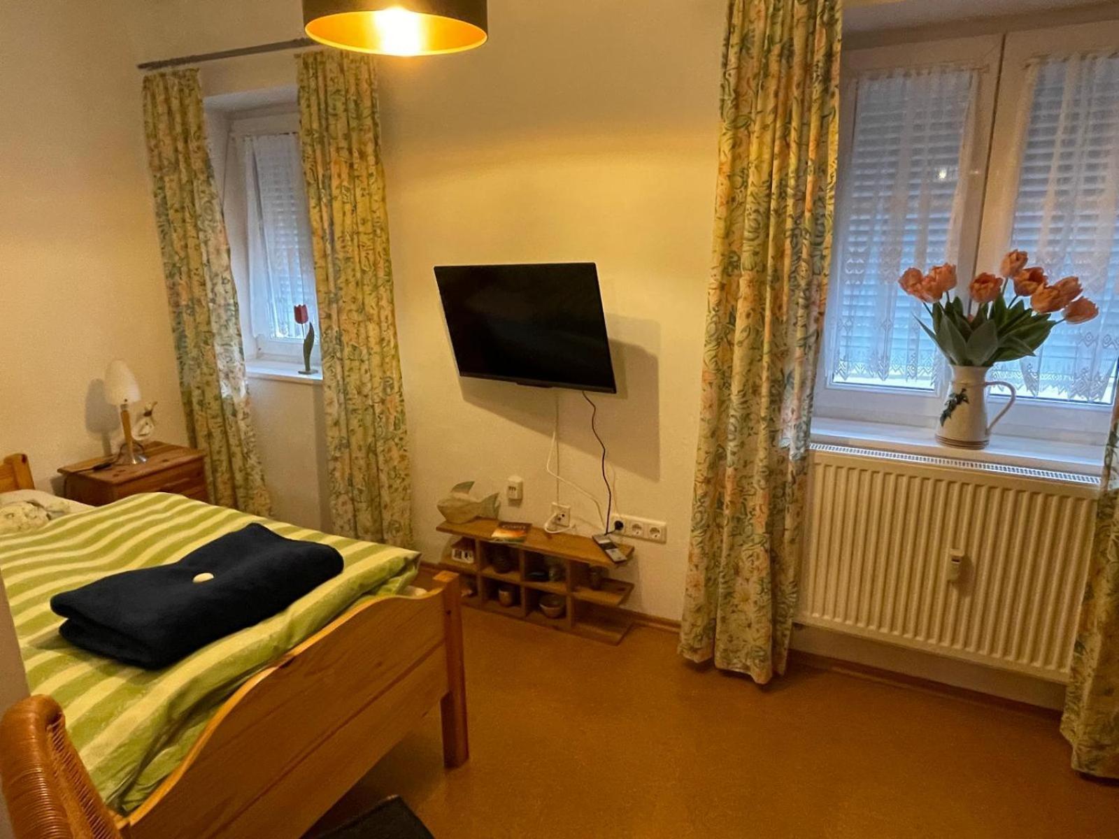 Schoene Ferienwohnung In Bahnhofsnaehe Fuer Urlaub, Studium Oder Arbeit Deggendorf Buitenkant foto