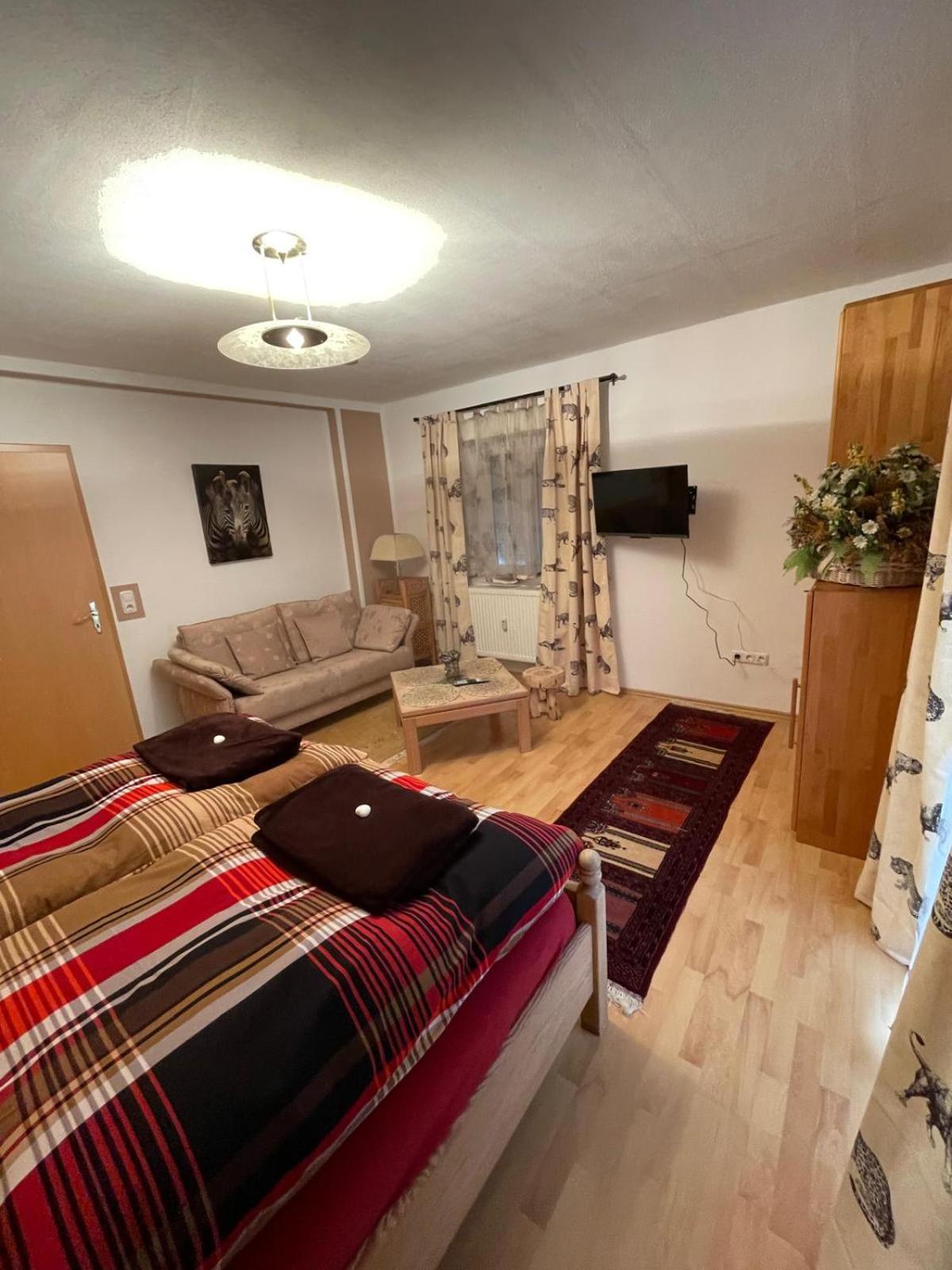 Schoene Ferienwohnung In Bahnhofsnaehe Fuer Urlaub, Studium Oder Arbeit Deggendorf Buitenkant foto