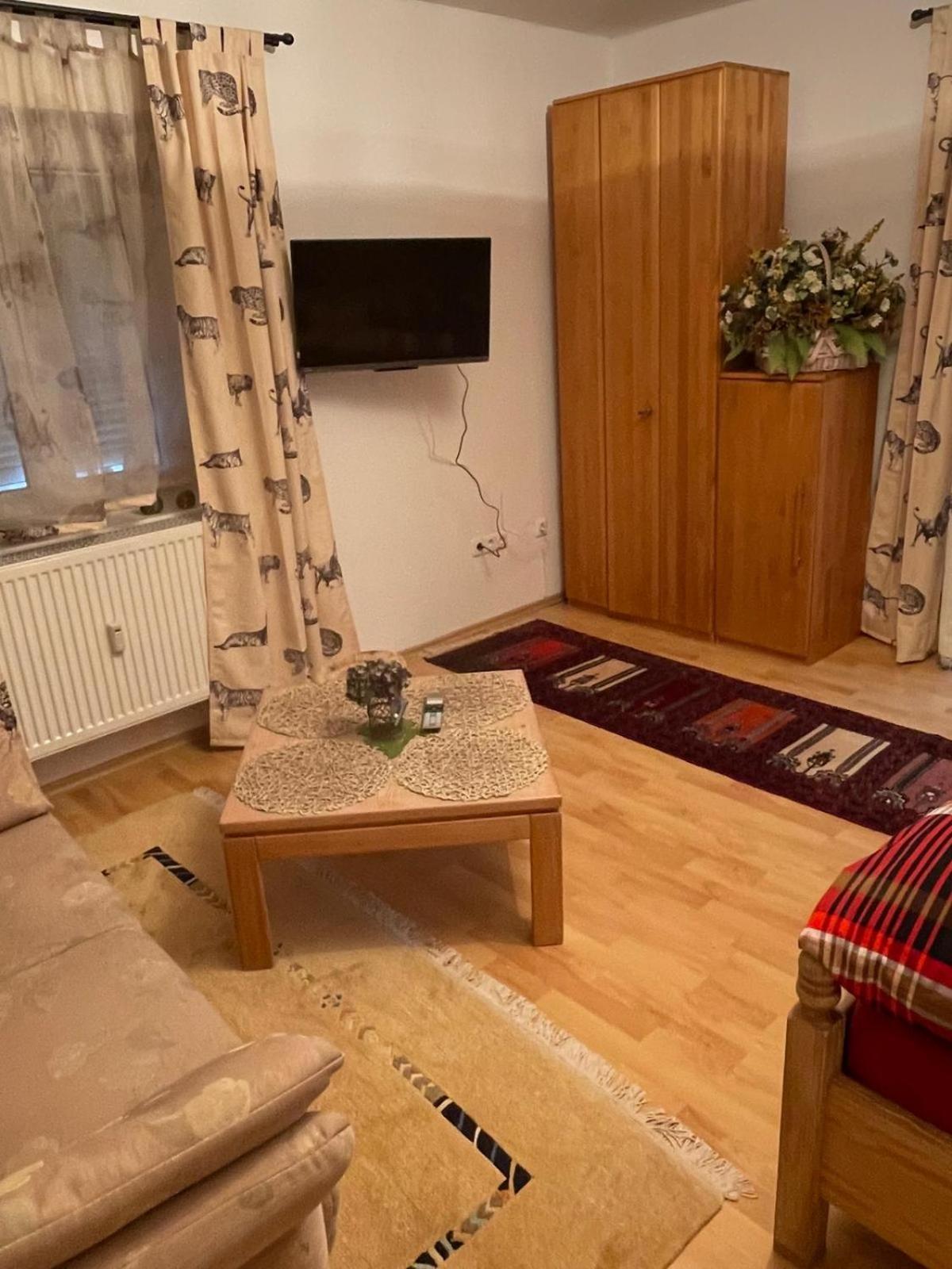 Schoene Ferienwohnung In Bahnhofsnaehe Fuer Urlaub, Studium Oder Arbeit Deggendorf Buitenkant foto