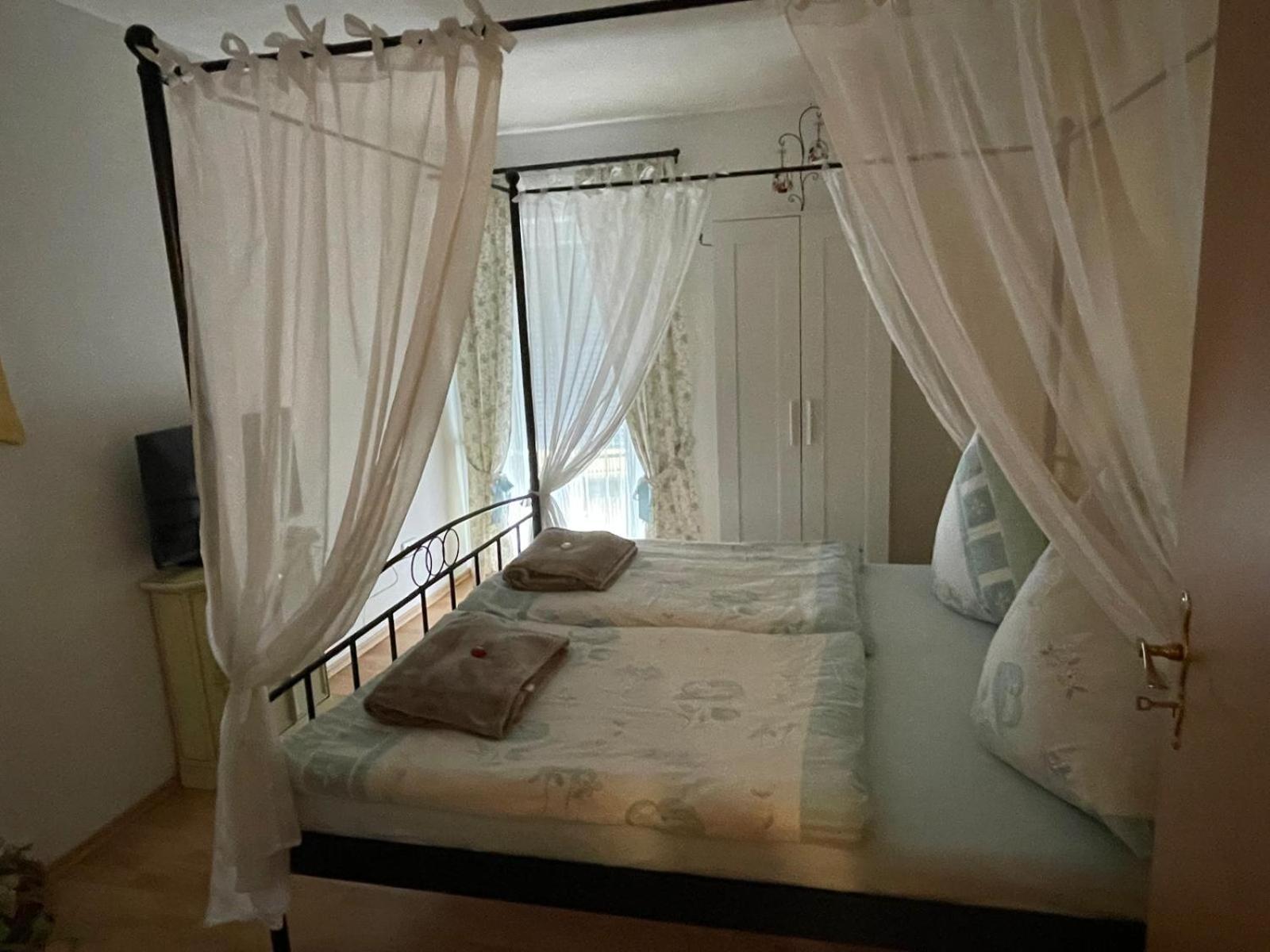 Schoene Ferienwohnung In Bahnhofsnaehe Fuer Urlaub, Studium Oder Arbeit Deggendorf Buitenkant foto