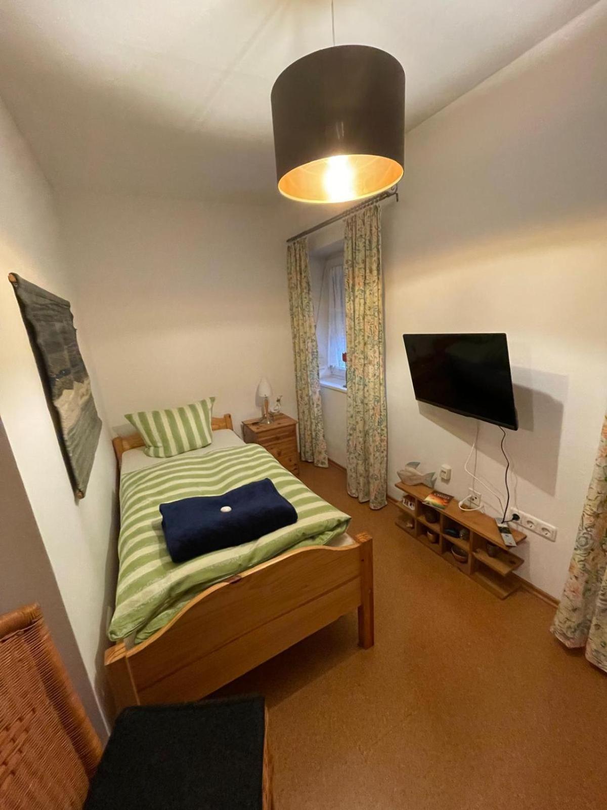 Schoene Ferienwohnung In Bahnhofsnaehe Fuer Urlaub, Studium Oder Arbeit Deggendorf Buitenkant foto