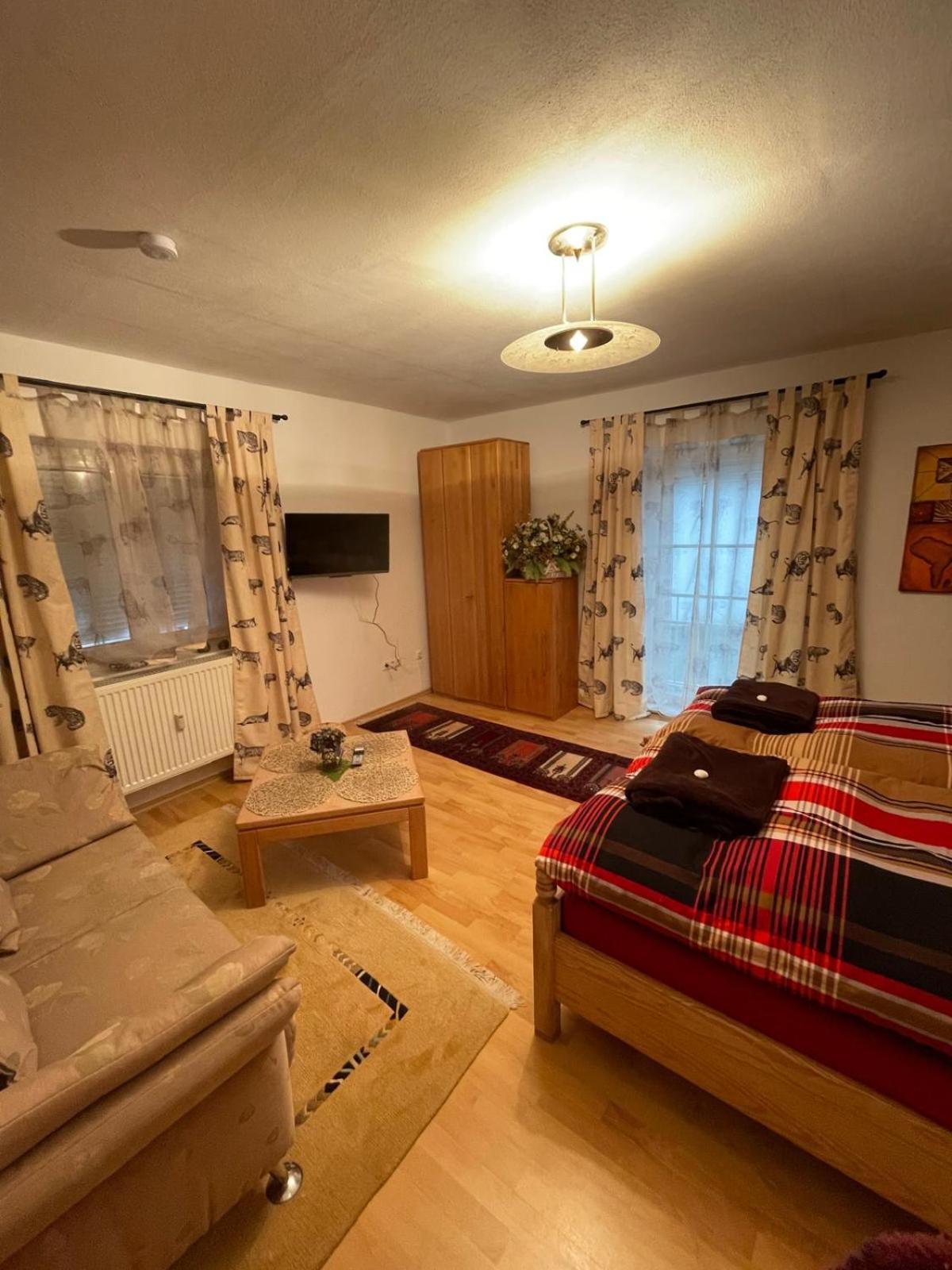 Schoene Ferienwohnung In Bahnhofsnaehe Fuer Urlaub, Studium Oder Arbeit Deggendorf Buitenkant foto