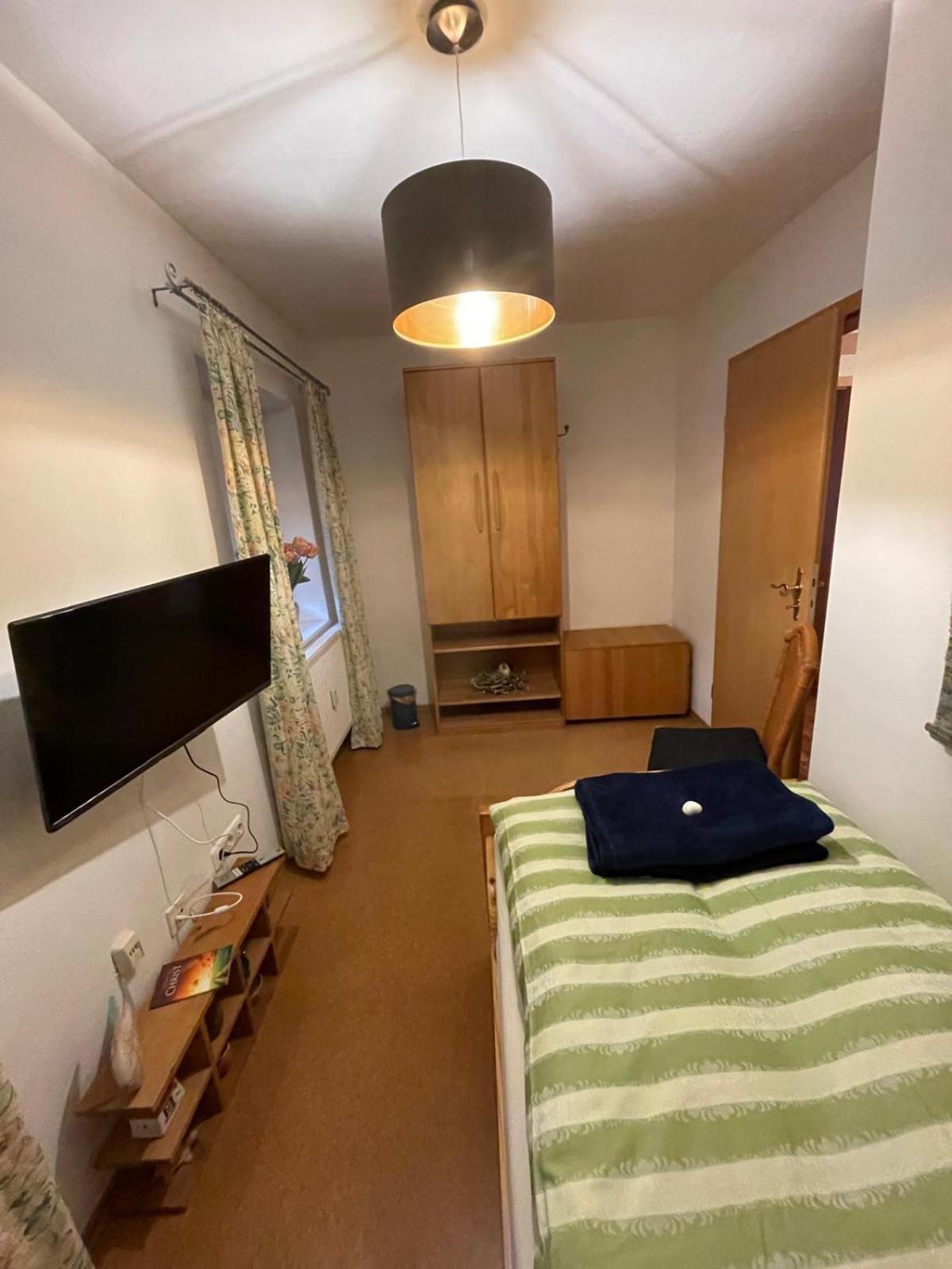 Schoene Ferienwohnung In Bahnhofsnaehe Fuer Urlaub, Studium Oder Arbeit Deggendorf Buitenkant foto